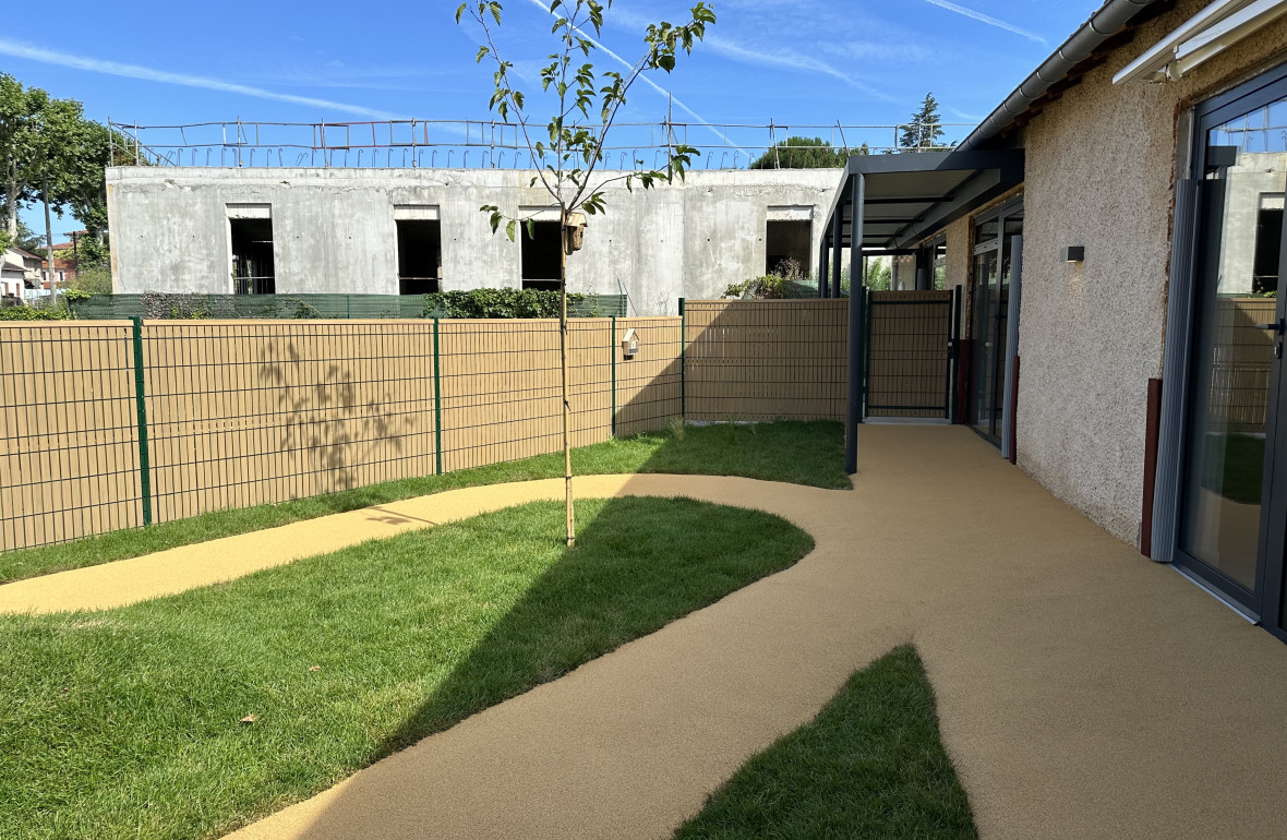 Espace extérieur de la crèche Babilou Cahors 7e Régiment