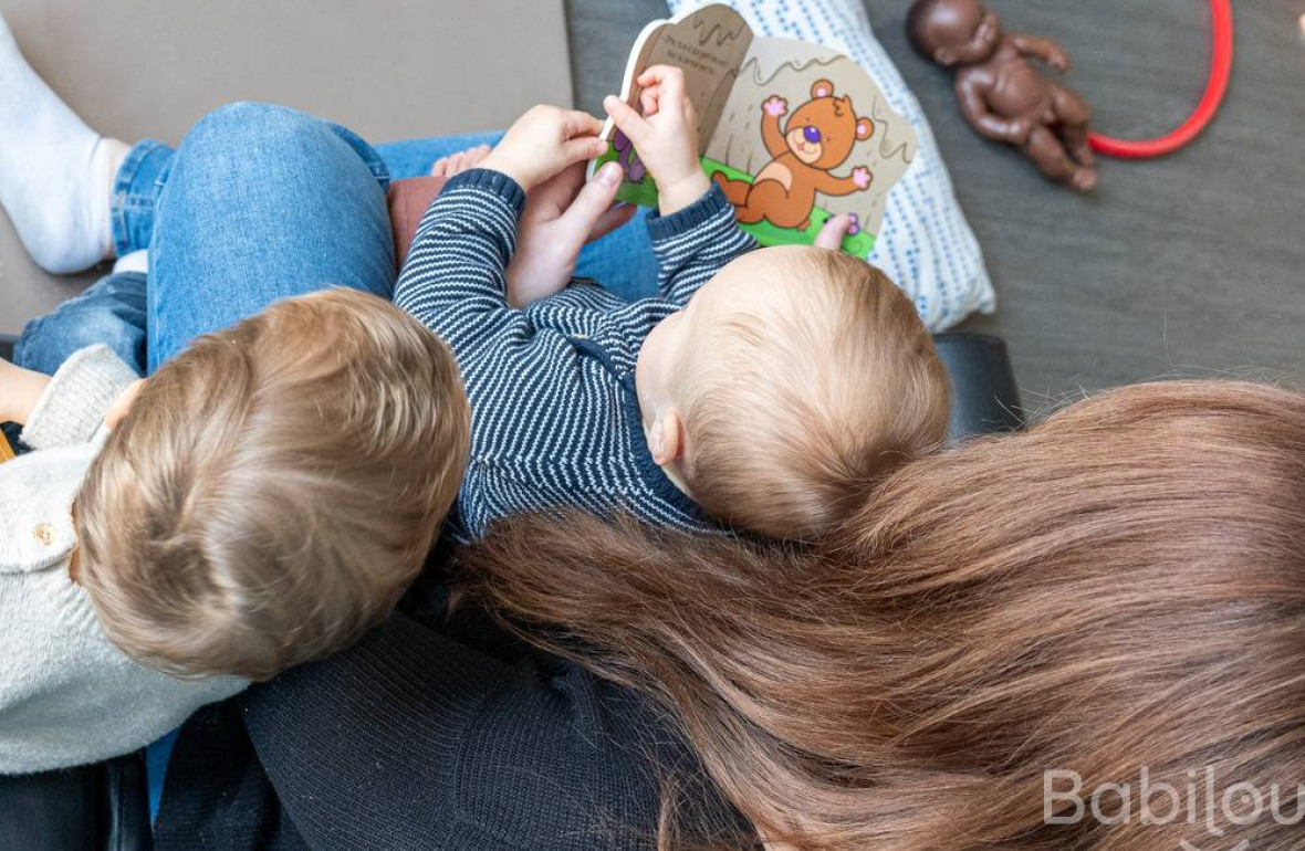 Une pro en crèche jouant avec un groupe d'enfants