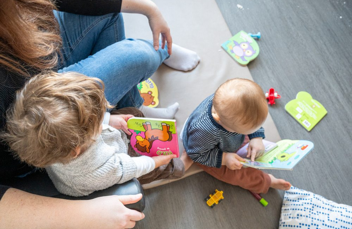 Une pro en crèche jouant avec un groupe d'enfants