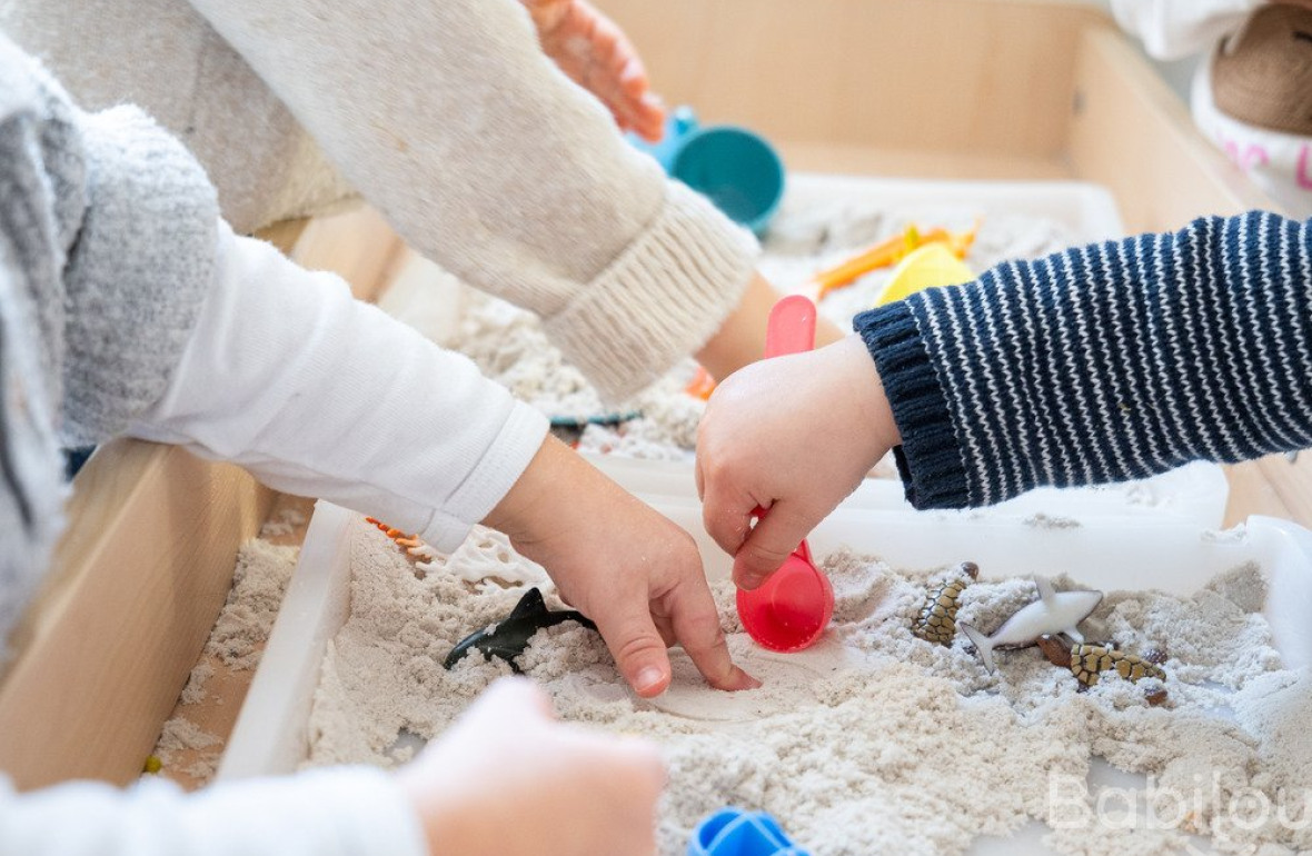 Un groupe d'enfants en crèche en activité 