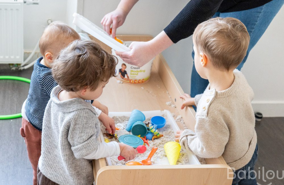 Un groupe d'enfants en crèche en activité 
