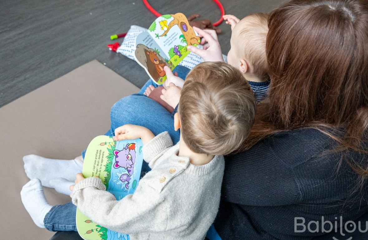 Une pro en crèche jouant avec un groupe d'enfants