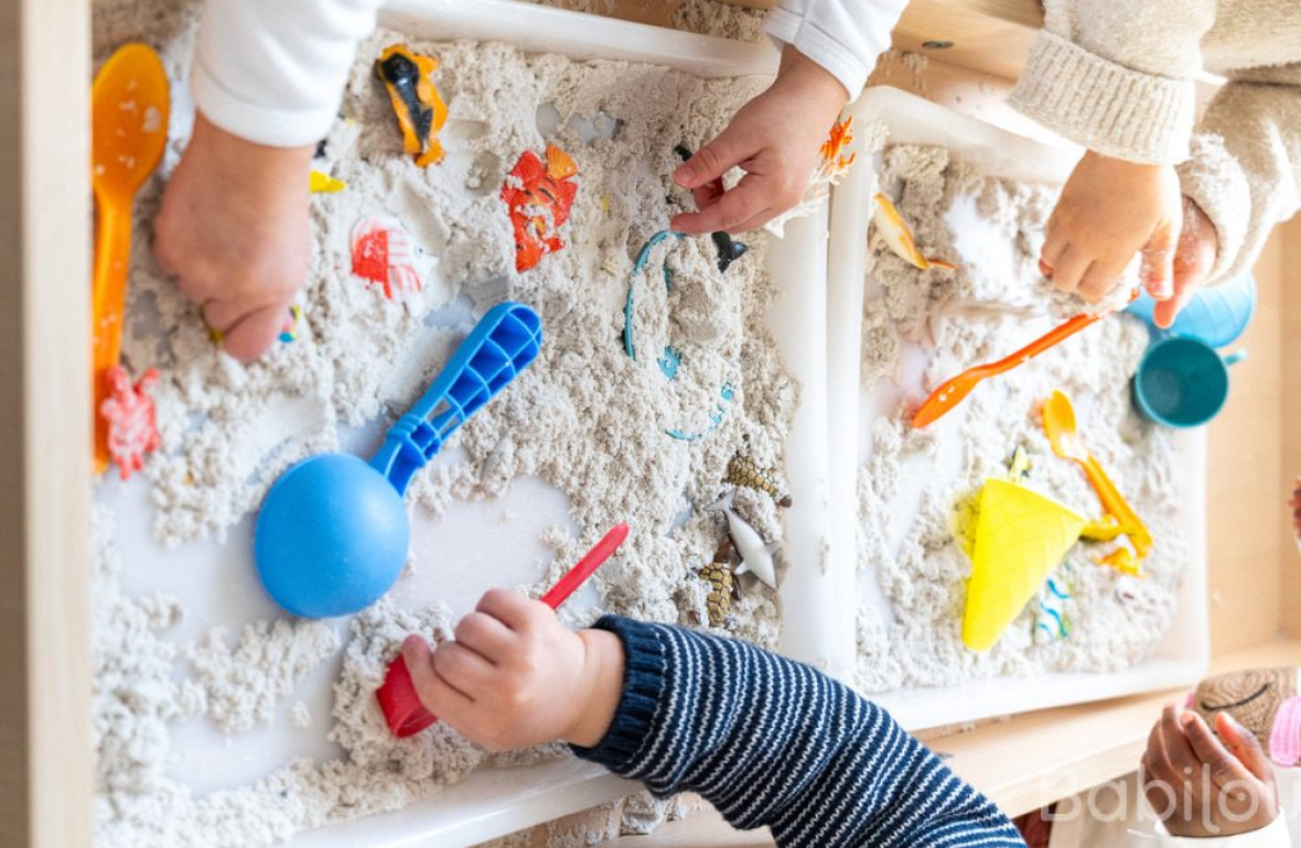 Un groupe d'enfants en crèche en activité 