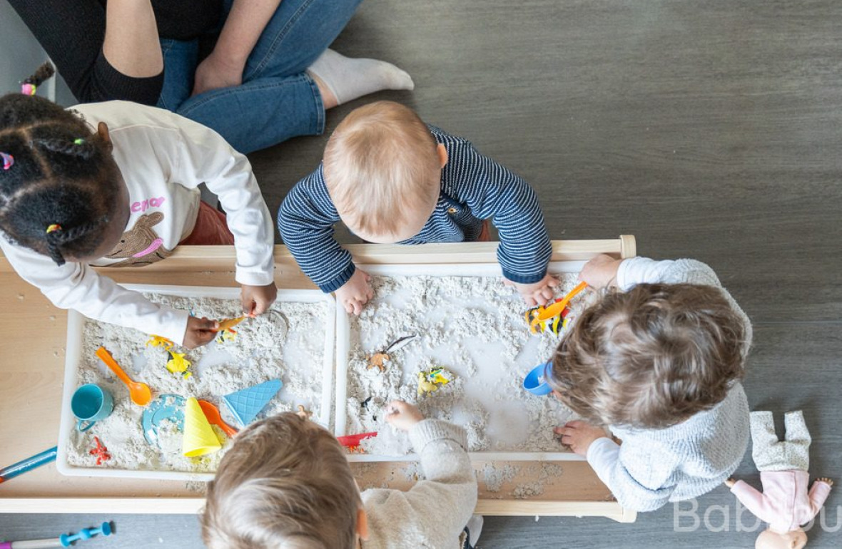Un groupe d'enfants en crèche en activité 