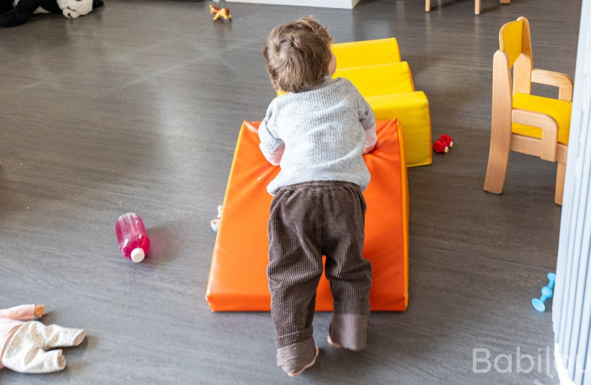 Un enfant en crèche qui joue 