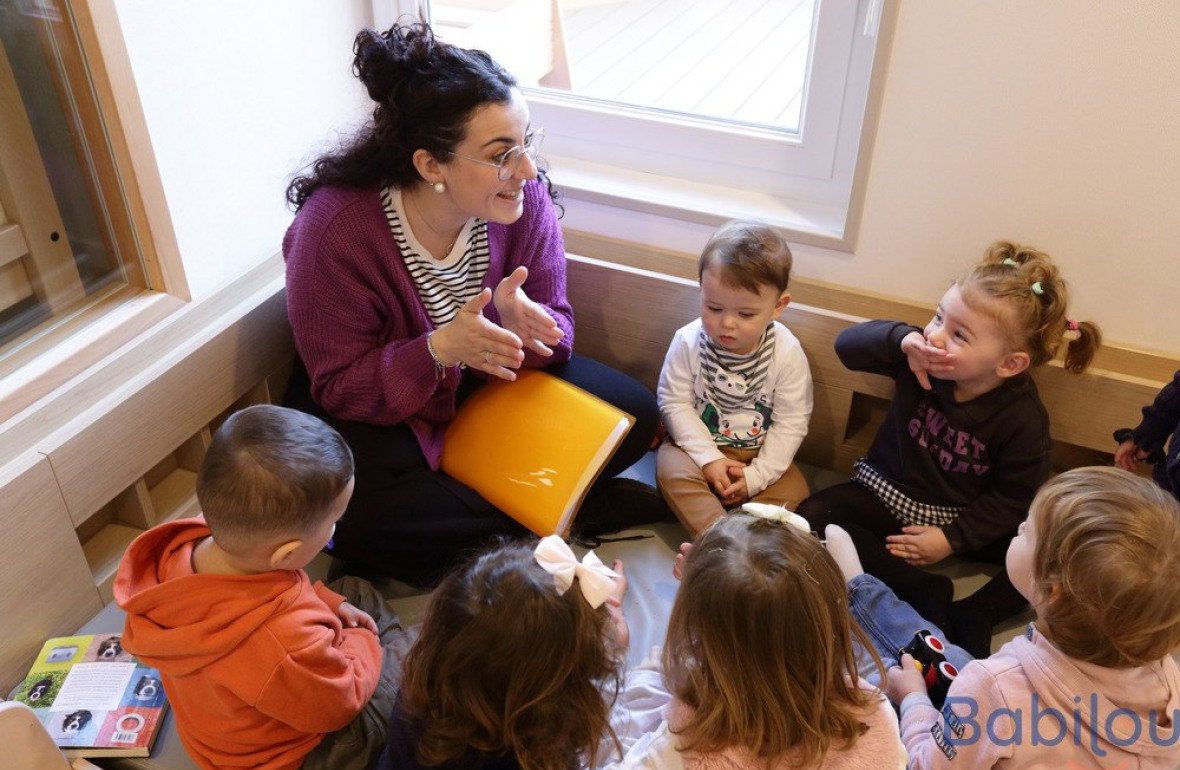 Une pro en crèche avec un groupe enfants