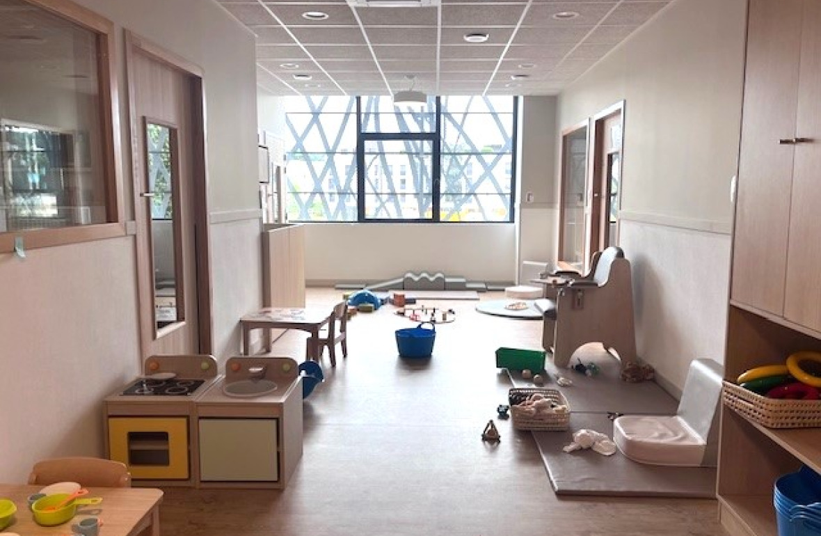 De nombreux jouets sur le sol au sein de la Crèche Babilou Tassin Gaulle 2