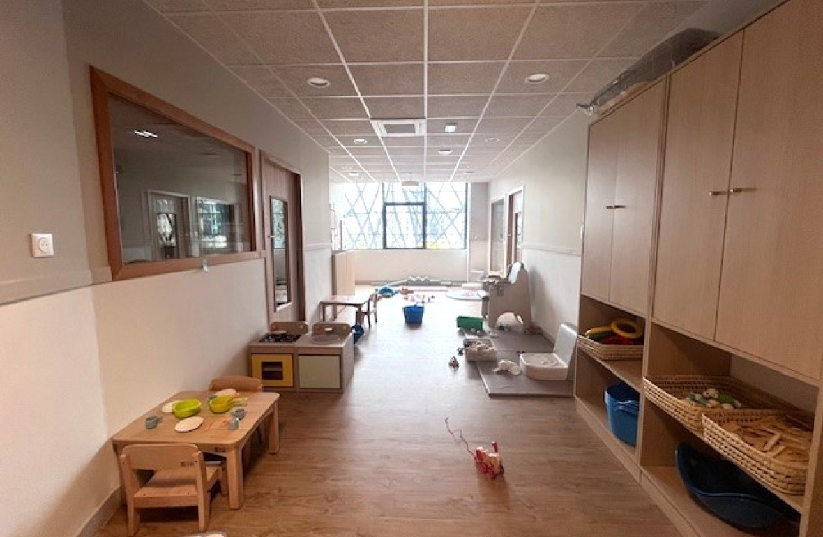 Vue large de la salle d'éveil avec de nombreux jouets de part et d'autre au sein de la Crèche Babilou Tassin Gaulle 2