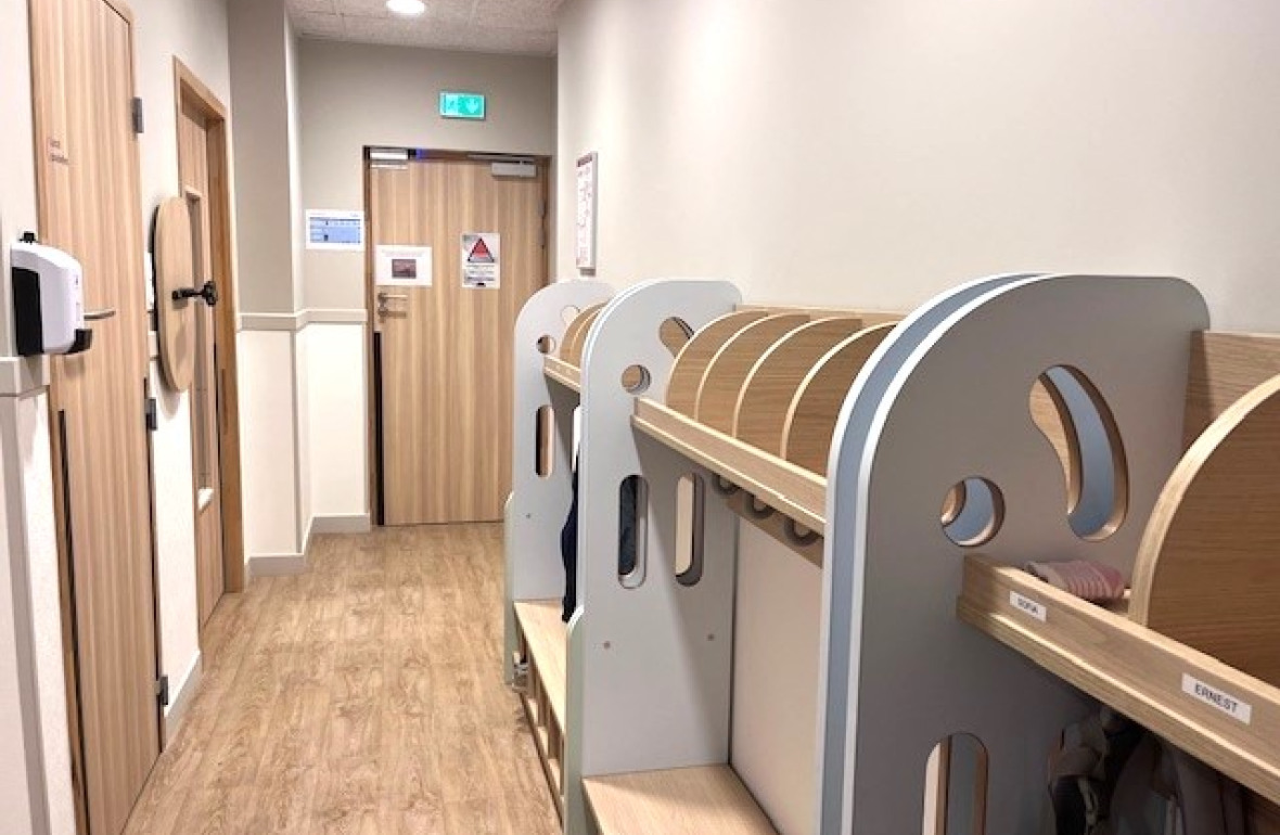 Entrée avec porte-manteaux au sein de la Crèche Babilou Tassin Gaulle 2
