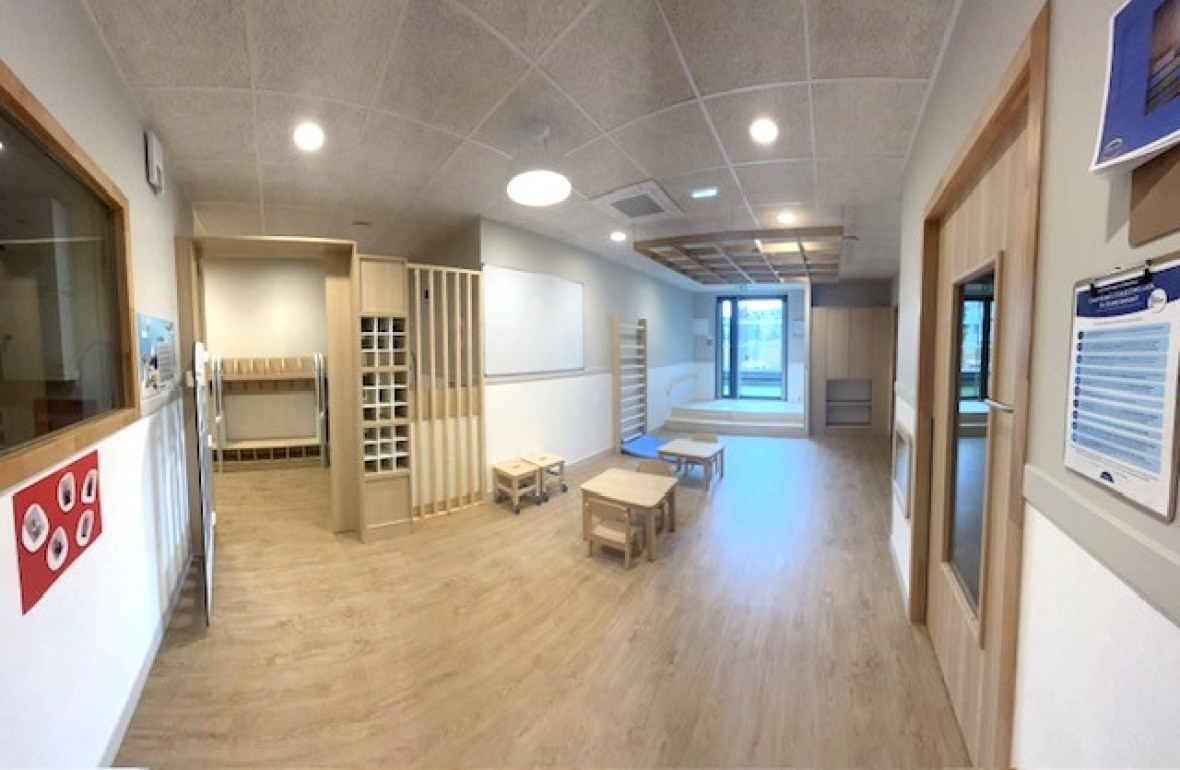 Vue large du hall d'accueil au sein de la Crèche Babilou Tassin Gaulle 2