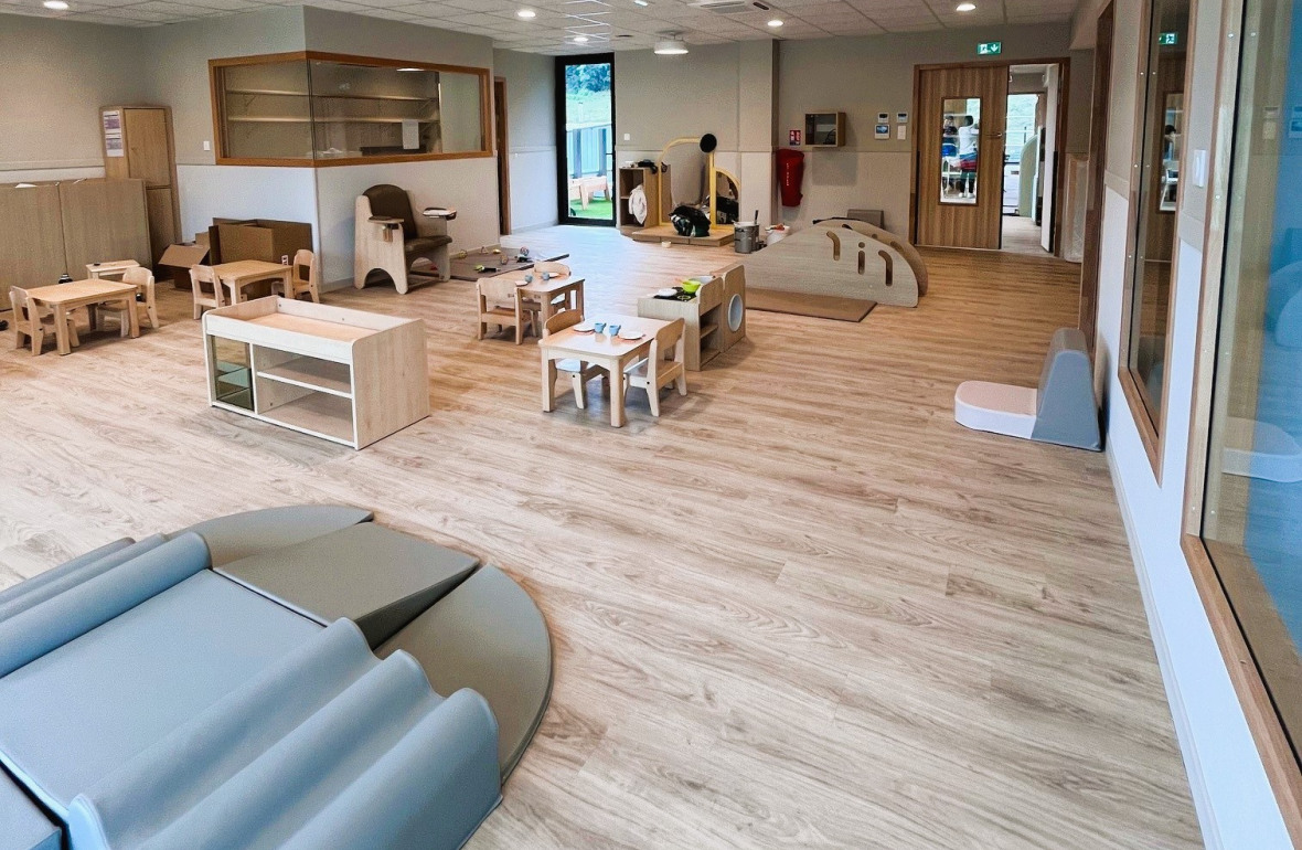 Vue d'ensemble de la salle d'éveil au sein de la Crèche Babilou Saint-Genis Laval Brignais