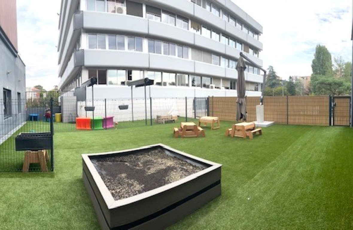 Jardin avec jouets au sein de la Crèche Babilou Tassin Gaulle 2