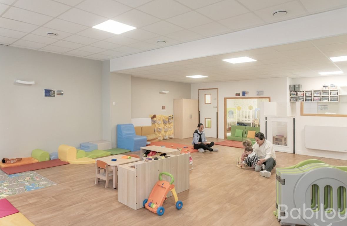 Deux pro crèche avec deux enfants 