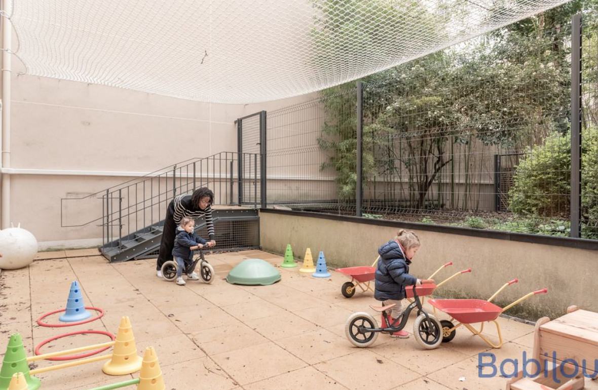 Deux enfants en crèche jouant à l'extérieur 