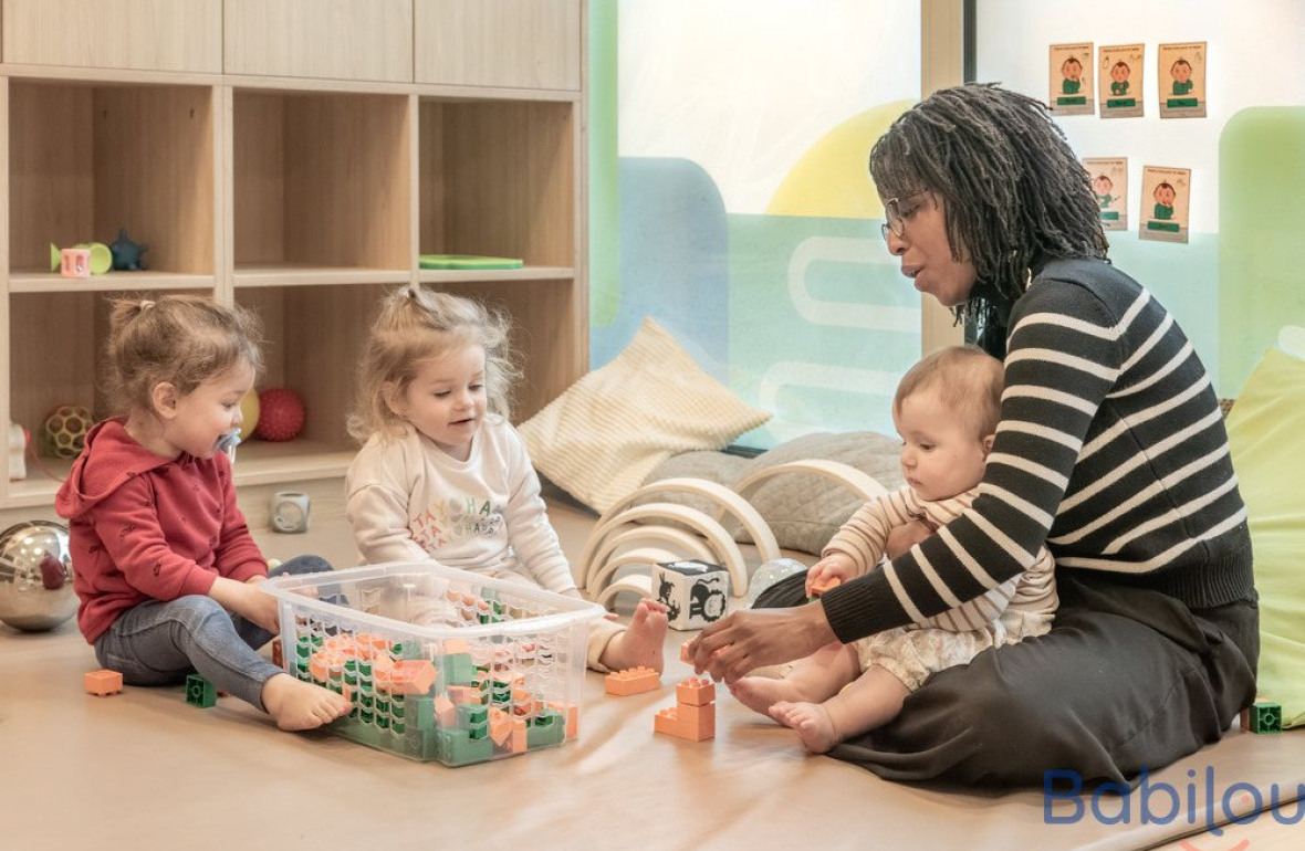 Une pro en crèche qui joue avec un groupe d'enfants
