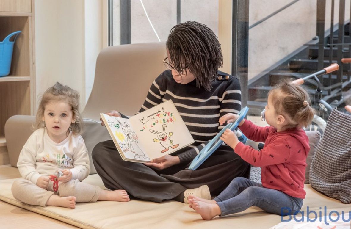 Une pro en crèche et deux enfants 
