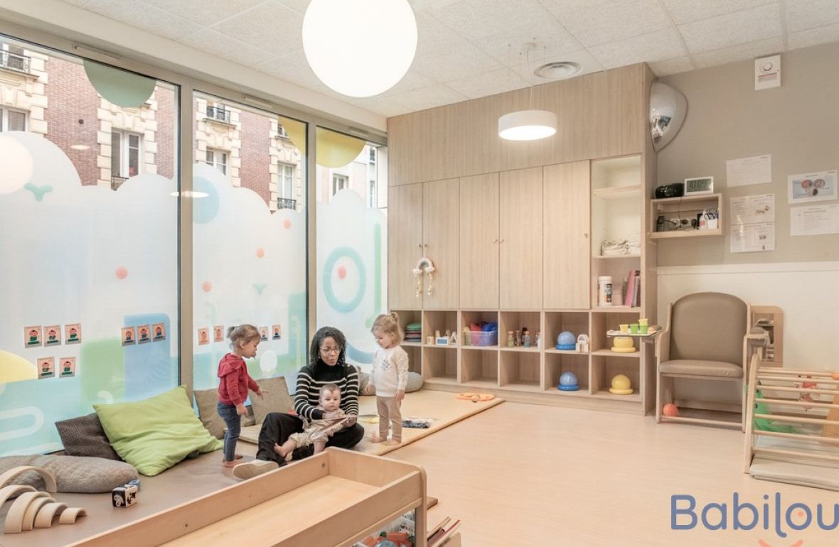 Une pro en crèche en interaction avec un enfant