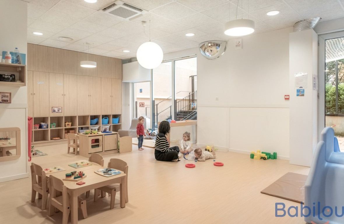 Une pro en interaction avec un enfant