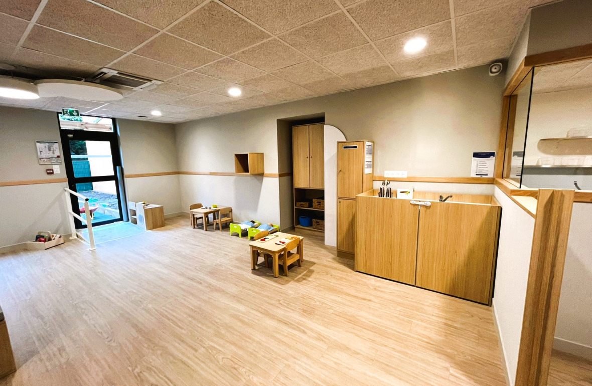 Espace d'éveil lumineux au sein de la crèche Babilou Francheville Torey