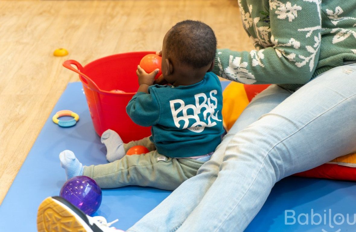 Une pro en crèche qui joue avec un enfant
