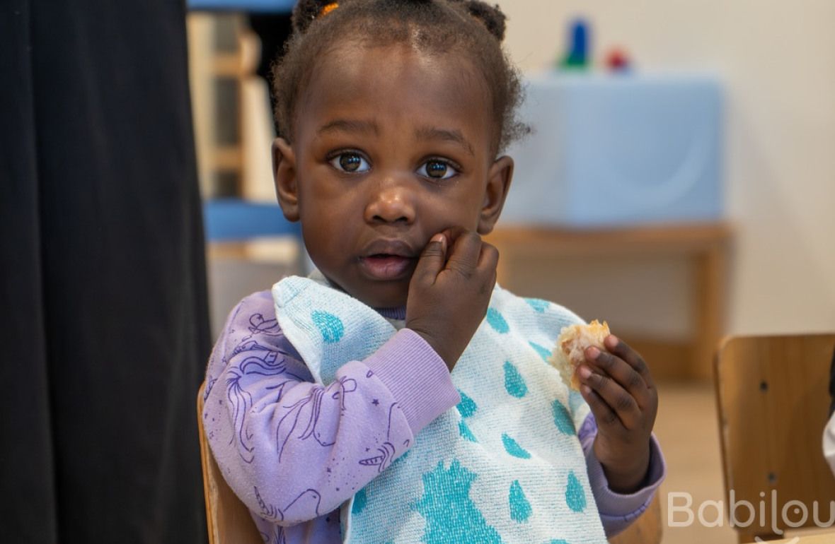 Une enfant en crèche Babilou qui mange