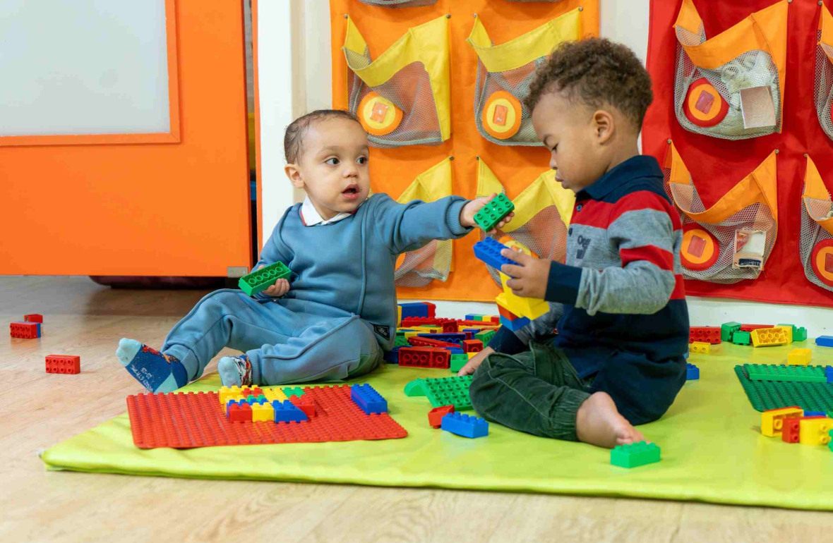 Deux enfants en crèche Babilou qui jouent