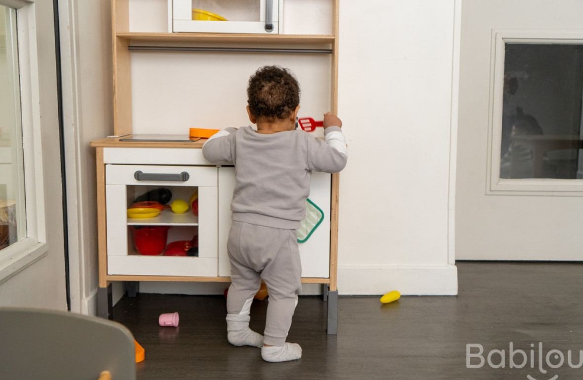 Un enfant en crèche Babilou qui joue