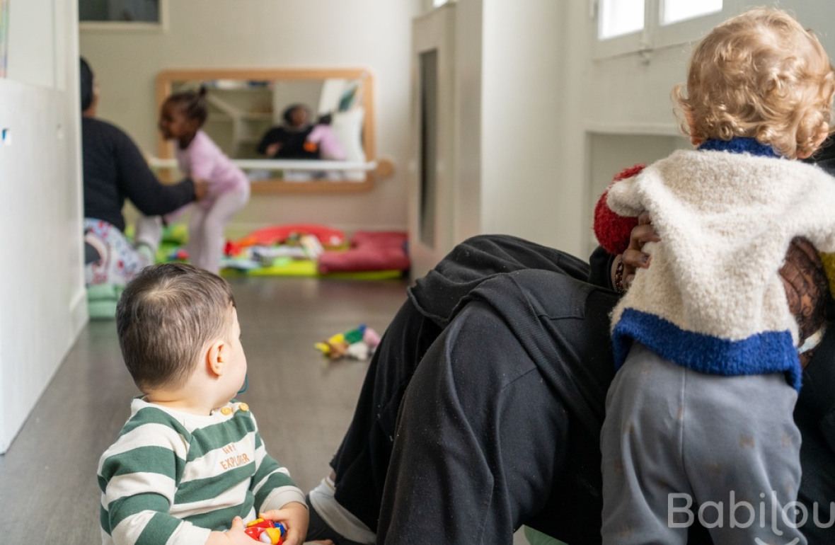 Une pro en crèche en interaction avec deux enfants