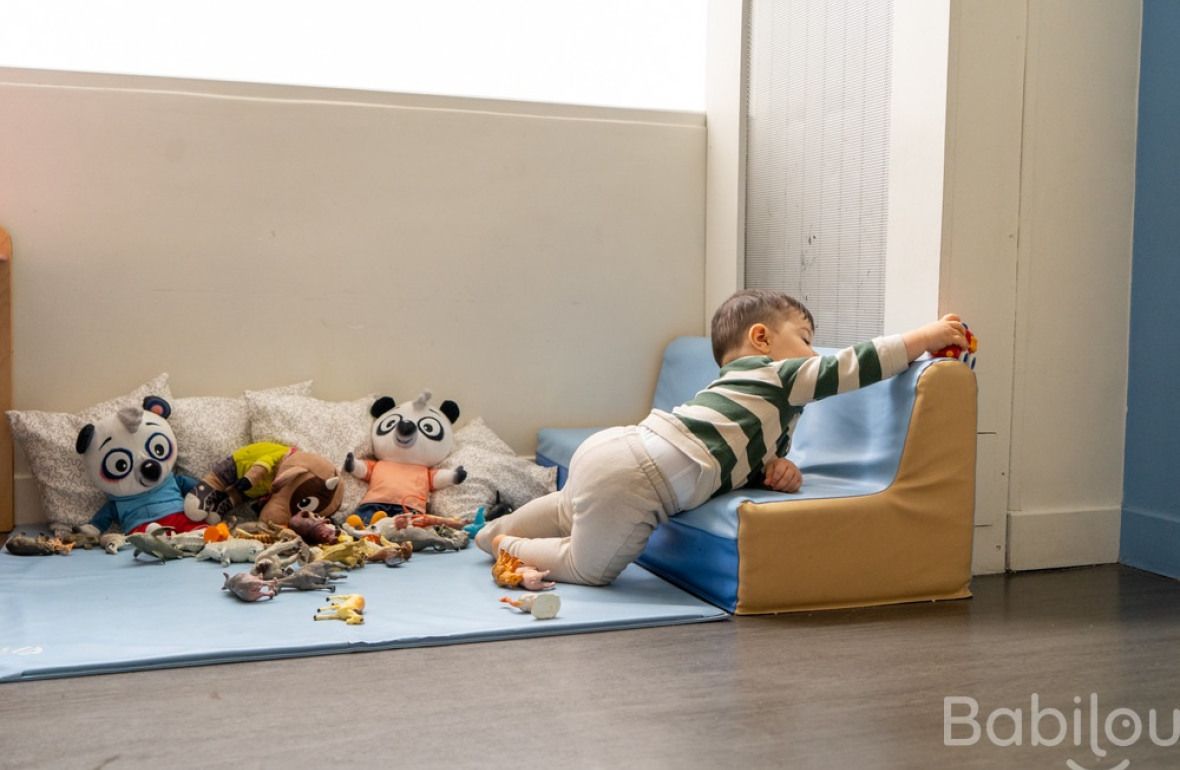 Un enfant en crèche Babilou qui joue  