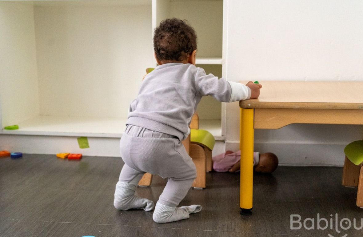 Un enfant en crèche qui joue