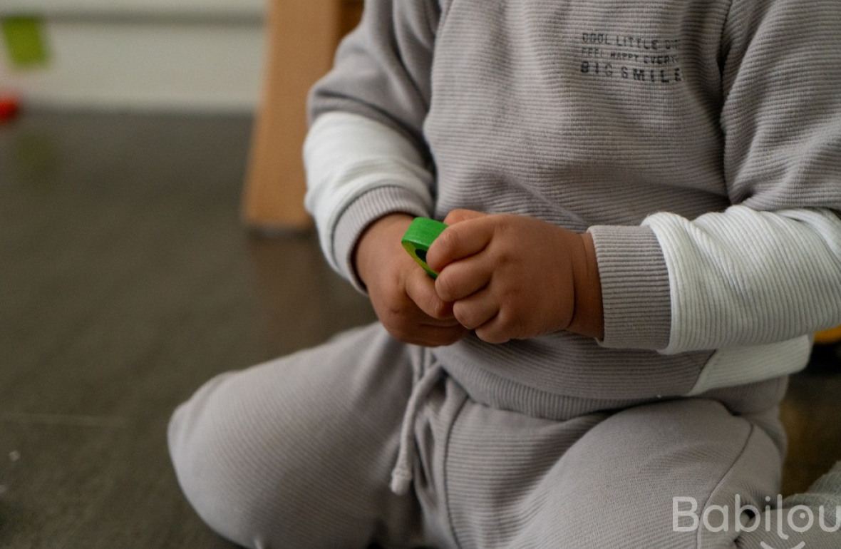 Un enfant en crèche qui joue 