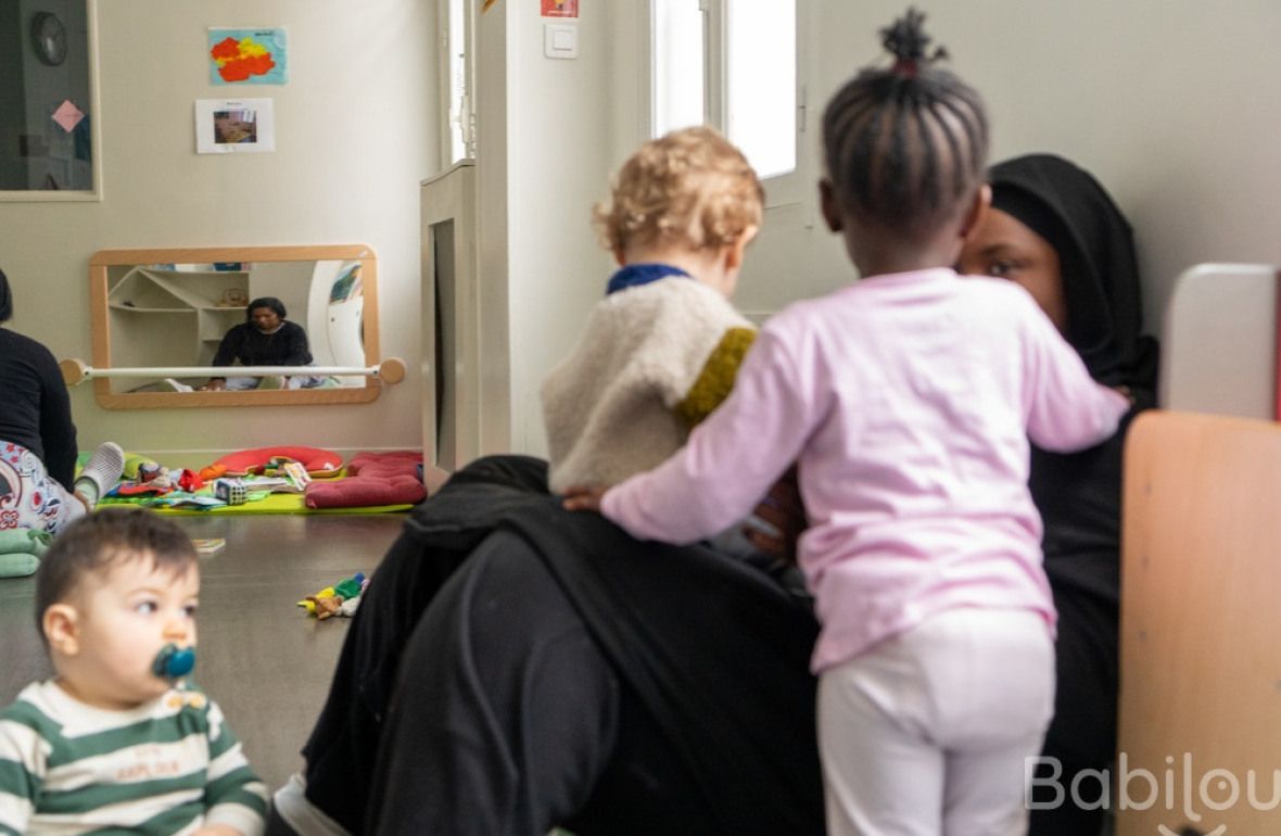 Une pro avec un groupe d'enfants en interaction