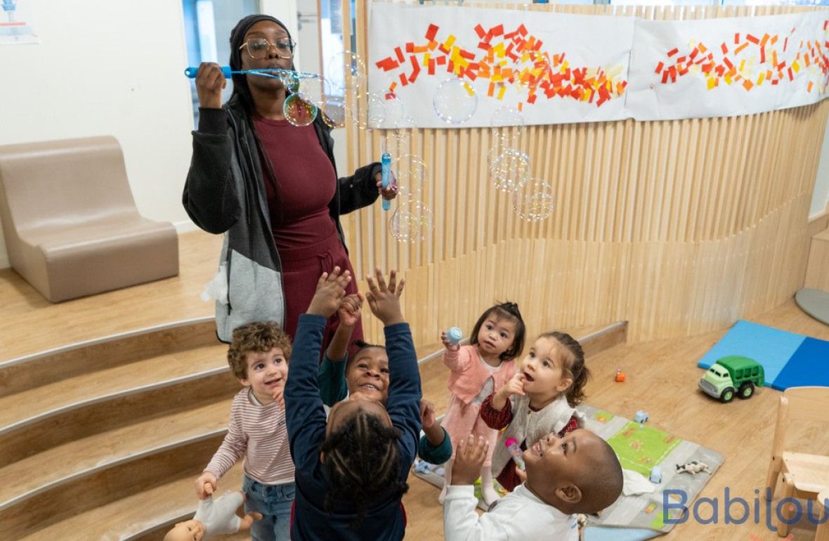 Une pro en crèche avec un groupe enfants