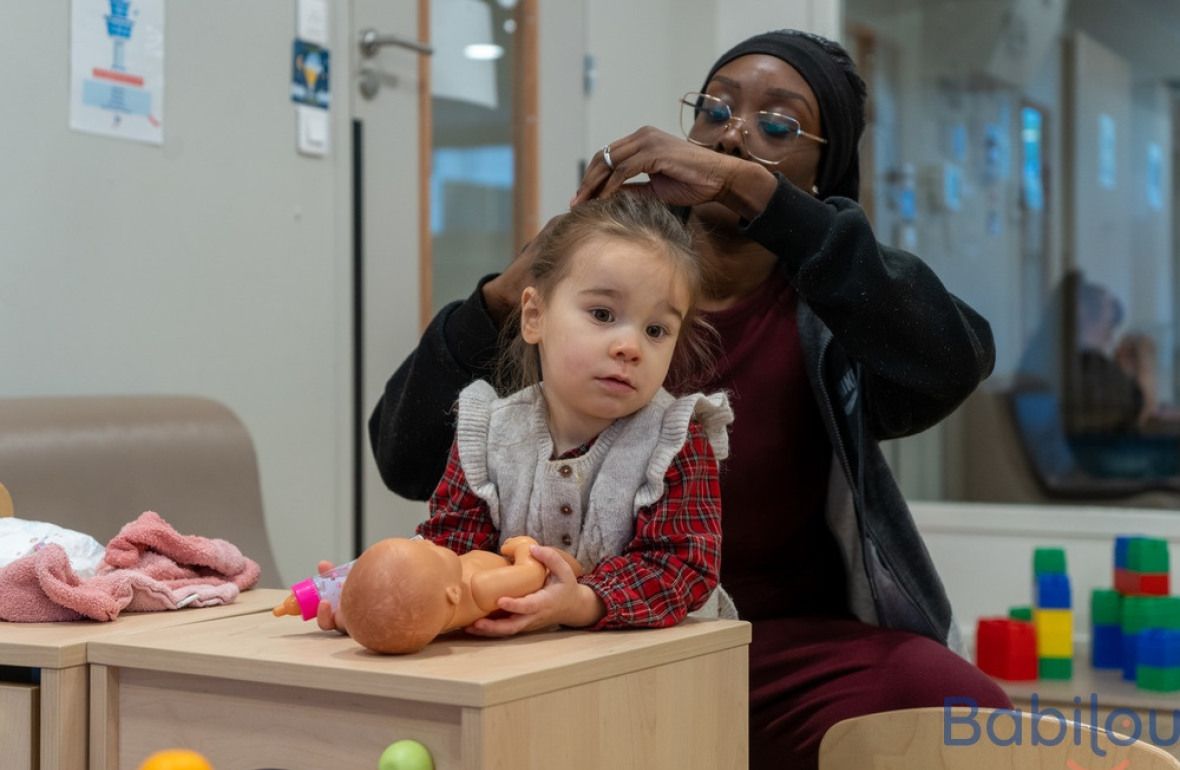 Une pro en crèche en interaction avec un enfant