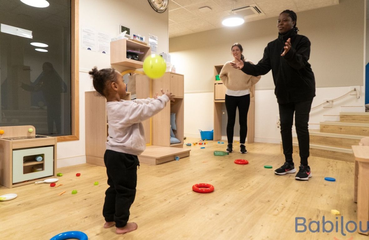 Deux pro crèche qui jouent avec un enfant