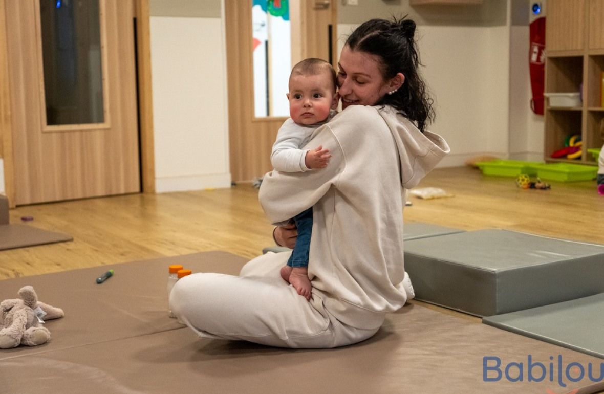 Une pro en crèche qui porte un enfant 
