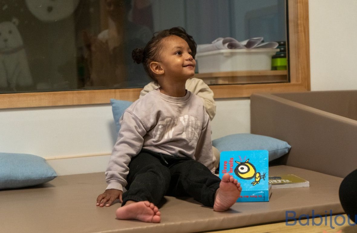Un enfant en crèche Babilou qui joue 