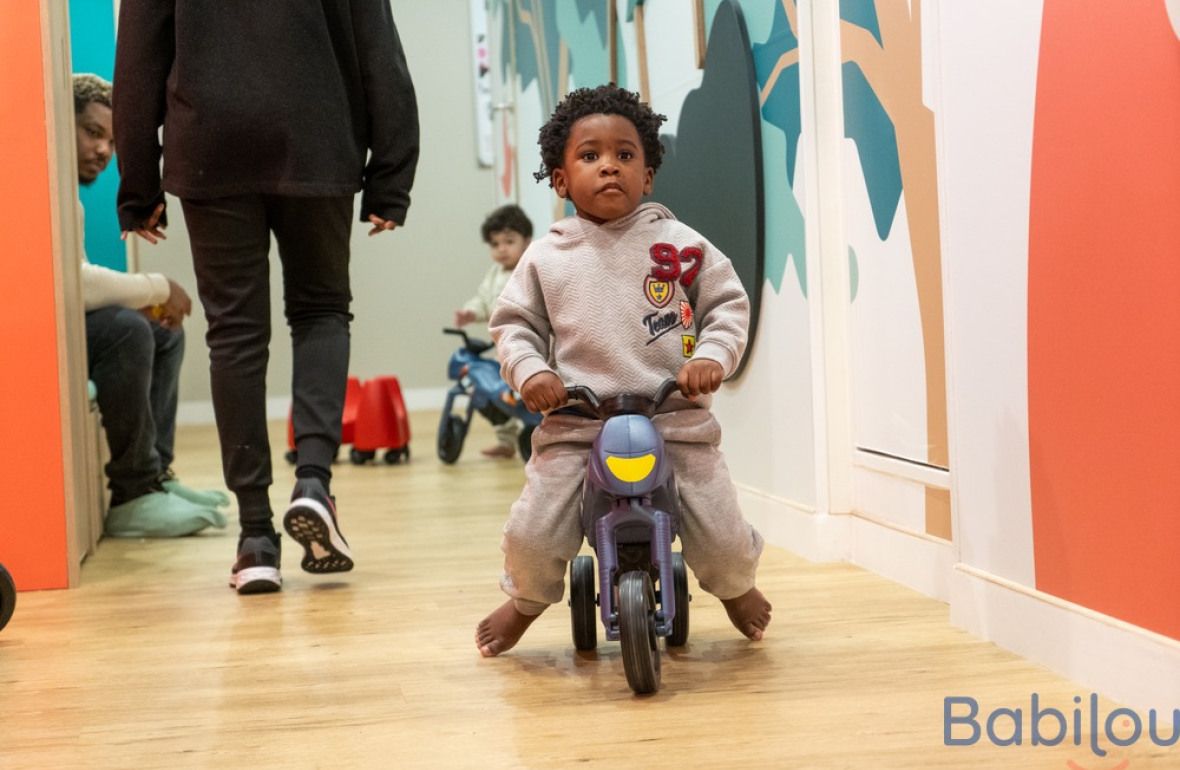 Un enfant en crèche qui joue 