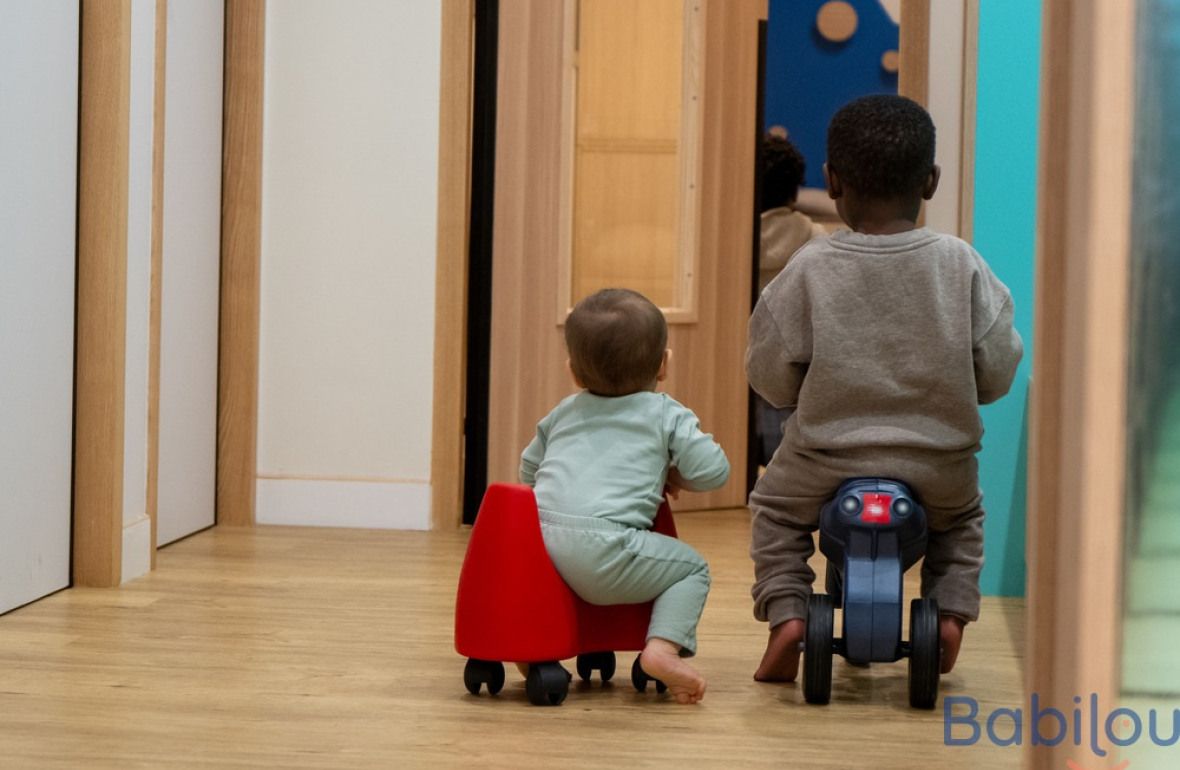 Deux enfants en crèche qui jouent