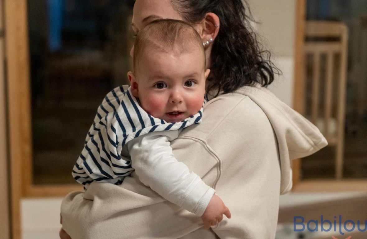 Une pro en crèche en interaction avec un enfant