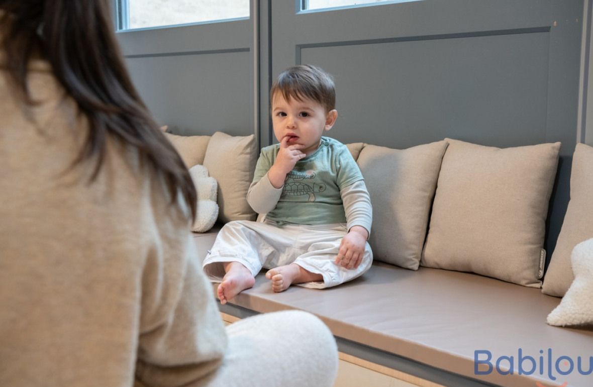 Un enfant en crèche Babilou assis
