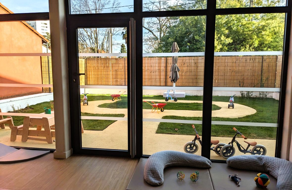 Jardin de la crèche Babilou Toulouse Chaussas vue depuis l'intérieur