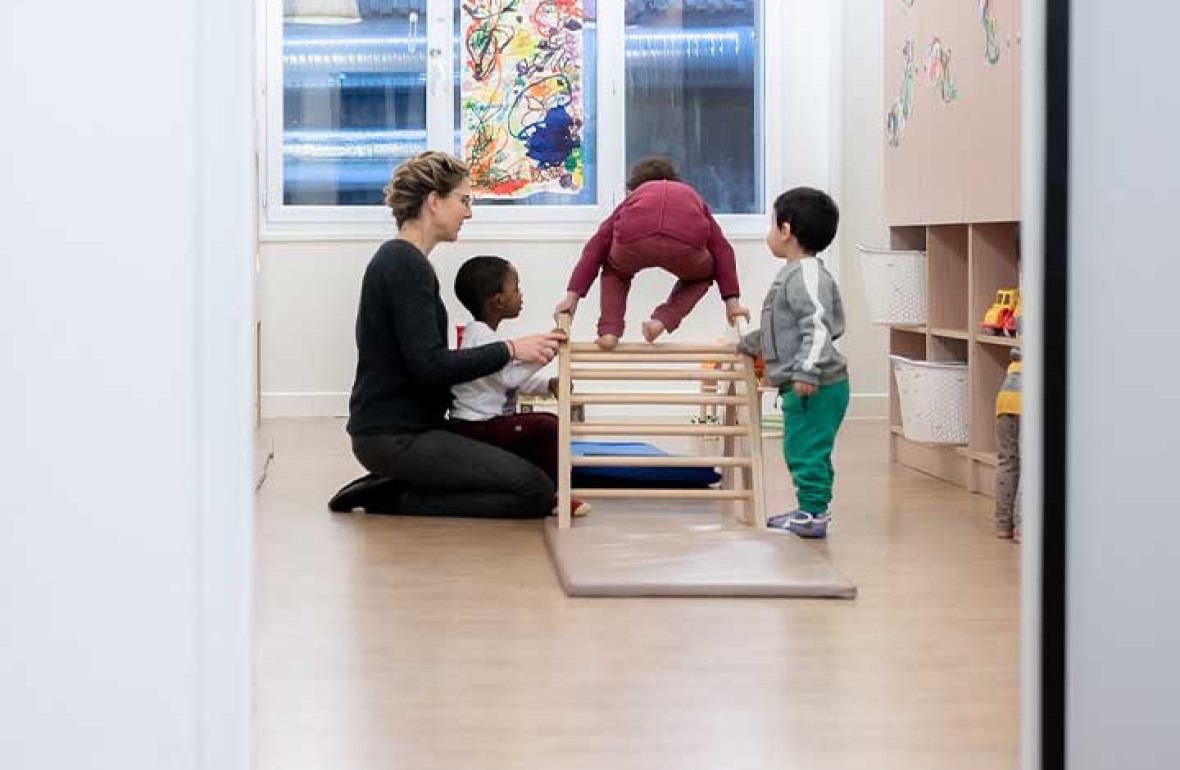 Groupe composé d'une professionnelle et d'enfants au sein d'une crèche Babilou