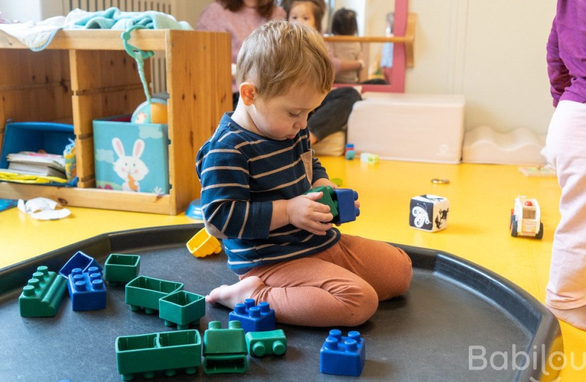 Un enfant en crèche Babilou qui joue