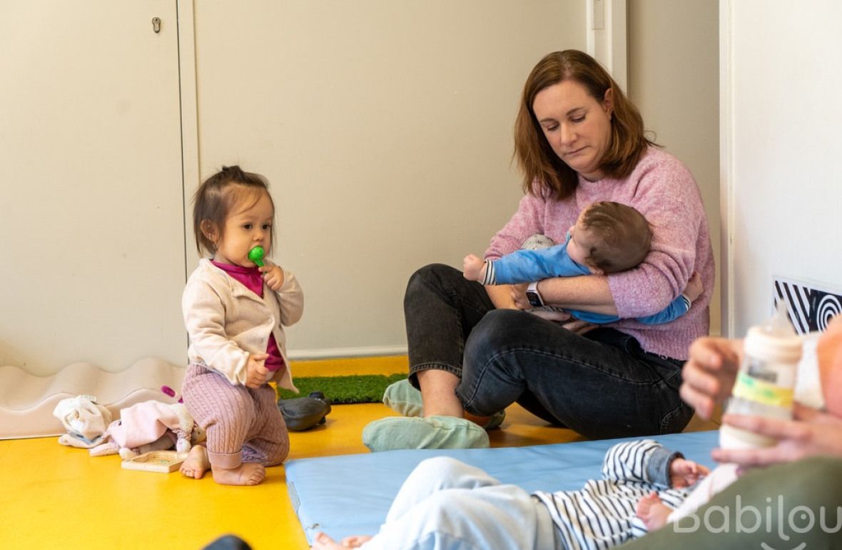Une pro en interaction avec deux enfants 