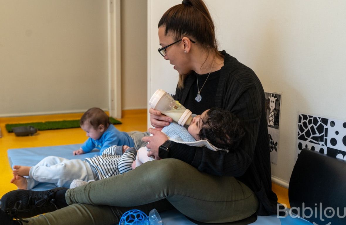 Une pro en crèche avec deux enfants 