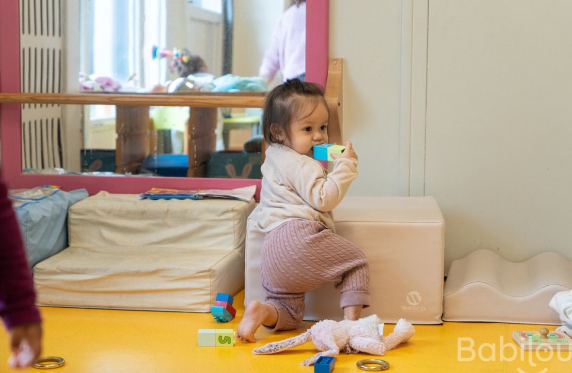 Une enfant qui joue en crèche 