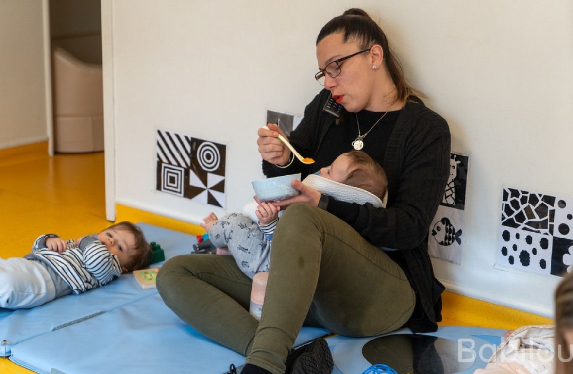 Une pro en crèche en interaction avec un bébé