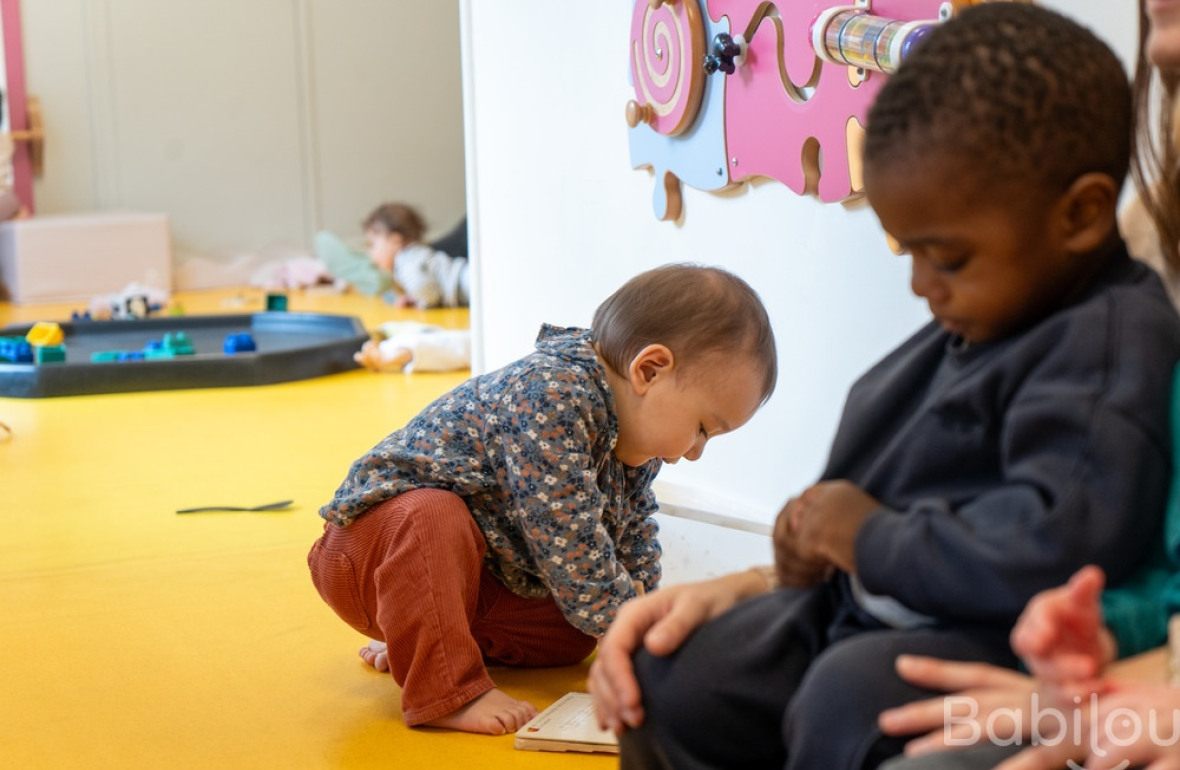 Deux enfants qui jouent en crèche 