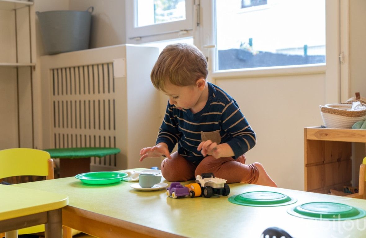 Un enfant en crèche qui joue